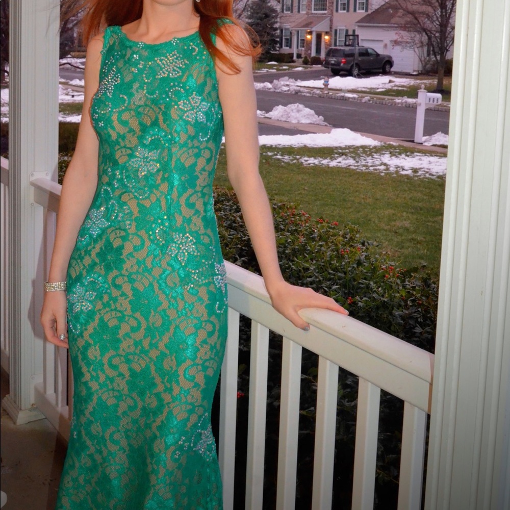 Green lace gown!!💚